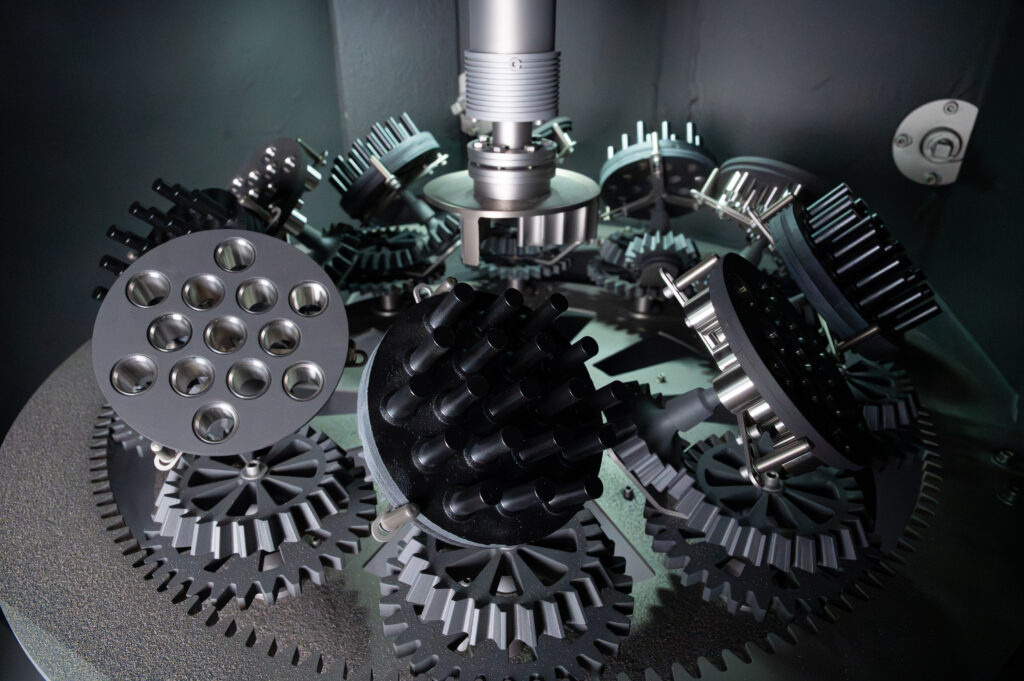 Verbund aus Zahnrädern und Getrieben mit verschiedenen Maschinenaufsätzen für die Fertigung