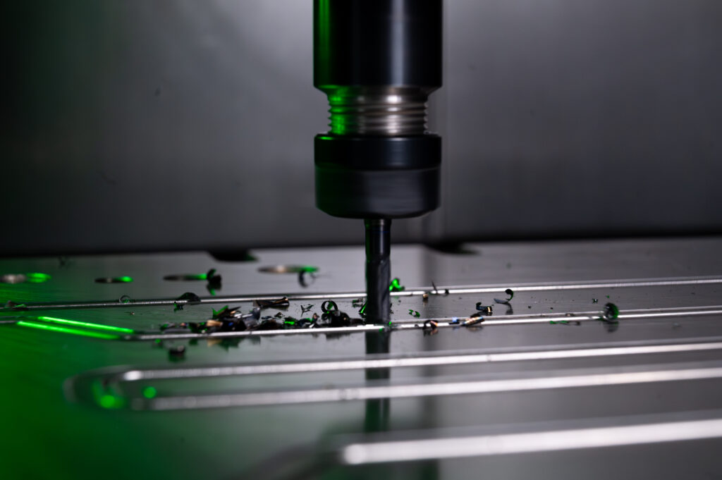 CNC Fräsmaschine der GUME GmbH. Die Grafik zeigt den Fräskopf, der einen Fräsvorgang durchführt.