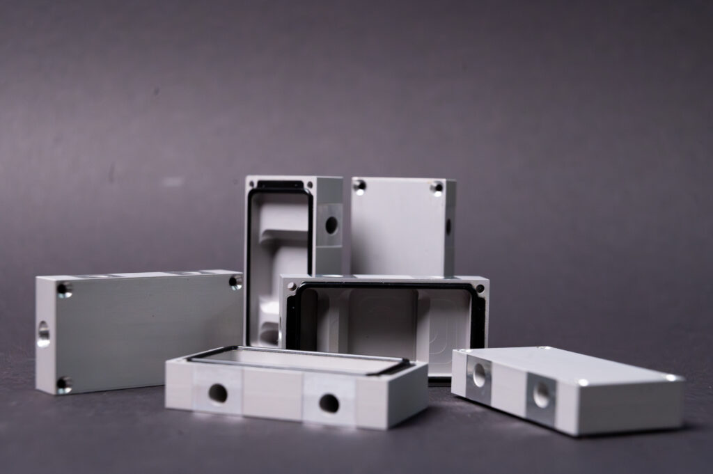 Gummi-Metall-Verbundteile - graue Metallträgerteile