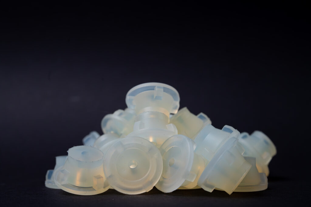 Ein Haufen von durchsichtigen Silikonstöpseln