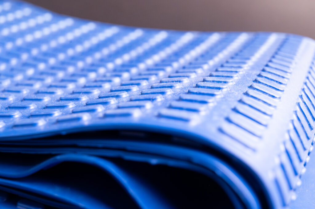 Nahaufnahme von blauem Gewebeverbundteil, welches eine Matte mit vielen kleinen Noppen ist