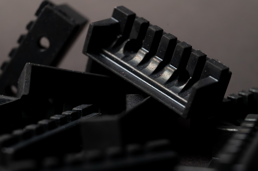 Schwarze Gummiformteile in verschiedenen Formen auf einem Haufen