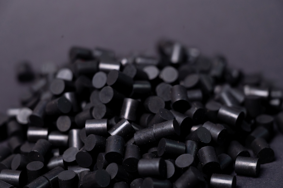 Ein Haufen mit vielen kleinen schwarzen zylinderförmigen Gummiformteilen