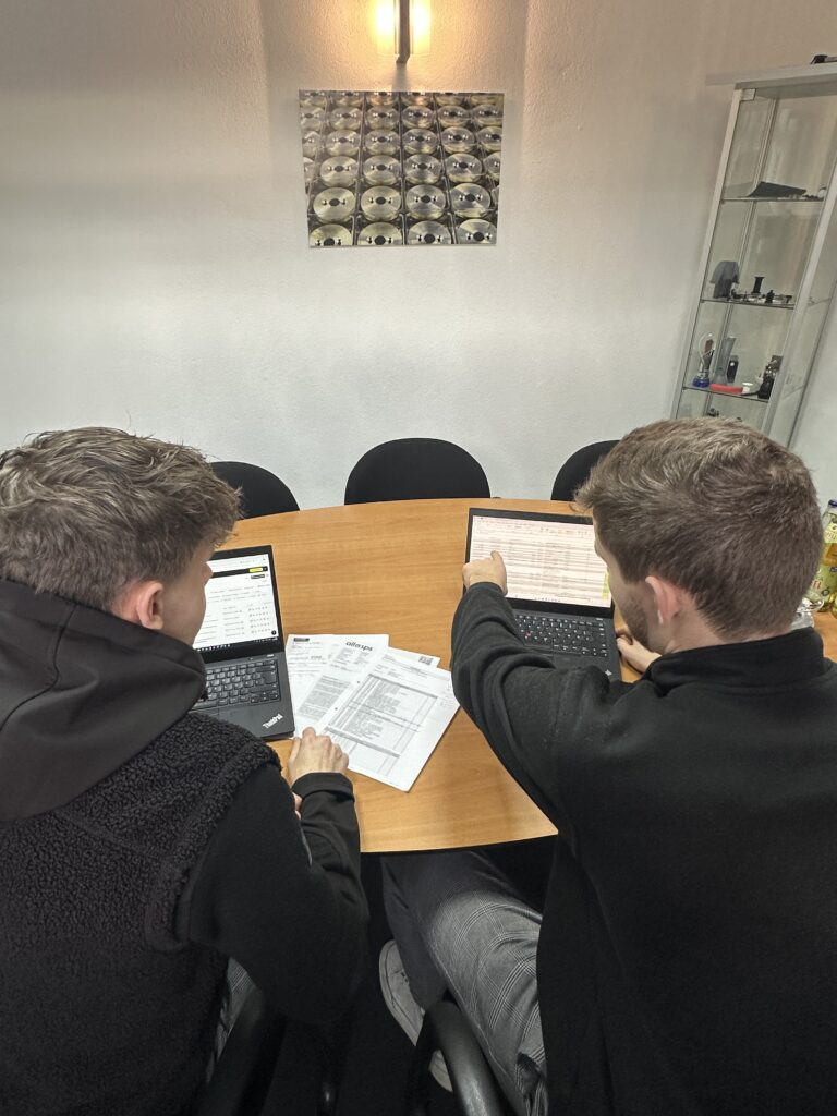 Zwei Mitarbeiter der GUME GmbH im Gespräch zu Business Development