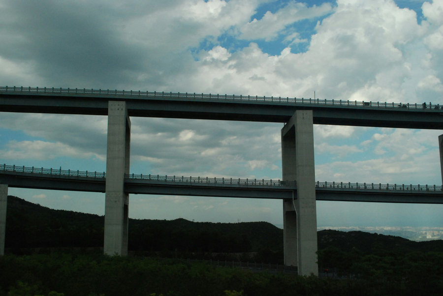 Zweistöckige Brücke mit festen Verankerungen im Boden
