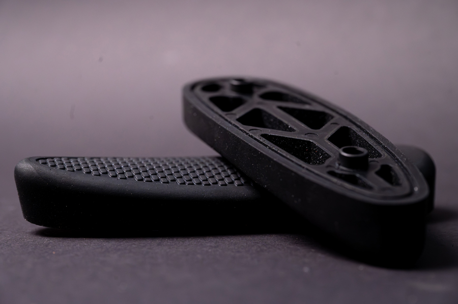 Zwei Kunststoff-Verbundteile aufeinander gestapelt