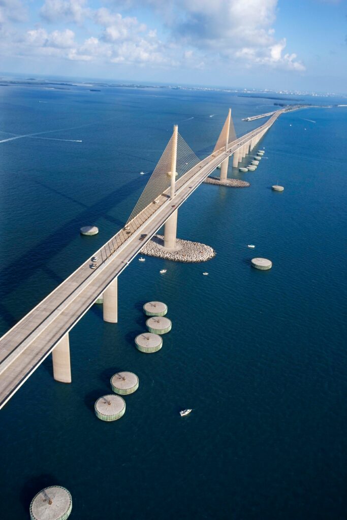 Öresund Brücke in Schweden umgeben vom Meer