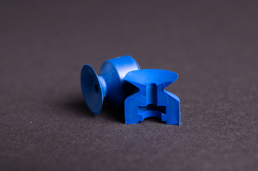 Zwei blaue Thermoplastische Elastomere, eines davon in der Mitte geteilt