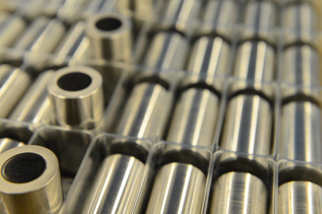 Einige kurze Gummi-Metall-Verbundteile in Versandpackungen